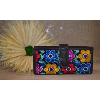 Portfel duży skórzany   ciemno brązowy z kwiatowym kolorowym haftem .